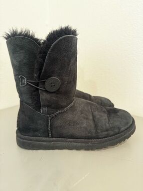 UGG Bailey Mid Calf Button Boots Size 8 Black Suede Sheepskin Lined Winter Warm